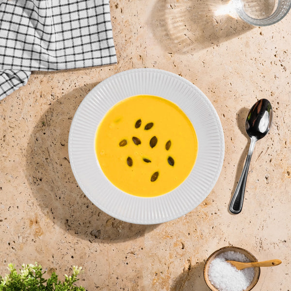 Kürbissuppe mit Curry und Kürbiskernen